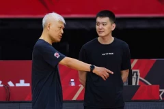 中国男篮主教练是谁？中国男篮主教练工资是多少？